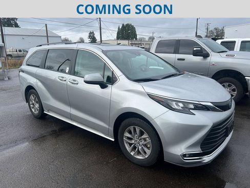 Used 2024 Toyota Sienna XLE image 1