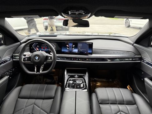 Used 2025 BMW 760i xDrive w/ Executive Package image 17