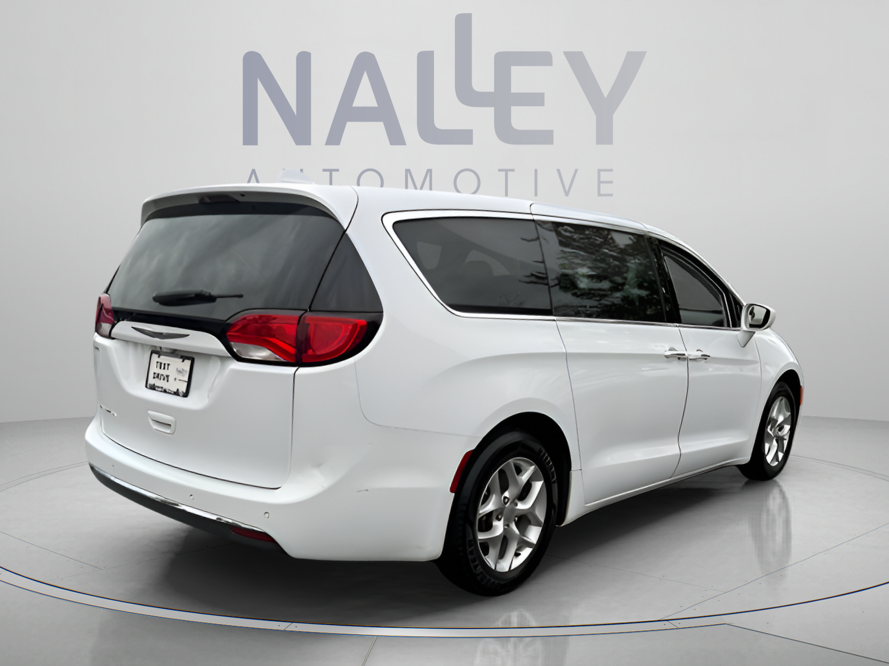 Used 2018 Chrysler Pacifica Touring Plus w/ Tire & Wheel Group FWD image 5