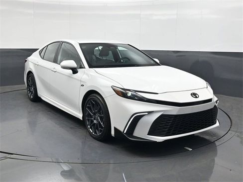 Used 2025 Toyota Camry SE w/ Convenience Package image 2