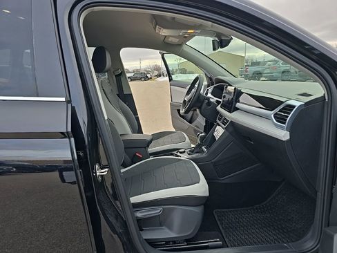 Used 2025 Volkswagen Taos SE image 12