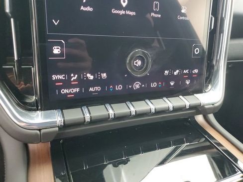Used 2025 GMC Yukon XL Denali AWD/4WD image 30
