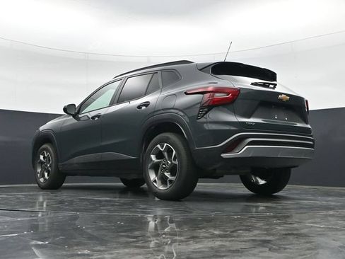 Used 2025 Chevrolet Trax LT FWD image 43