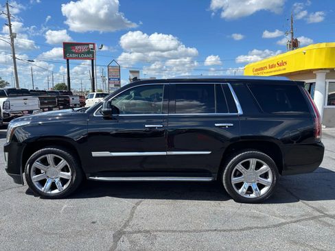 Used 2019 Cadillac Escalade Luxury image 2