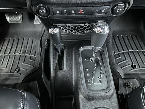 Used 2013 Jeep Wrangler Unlimited Rubicon AWD/4WD image 28