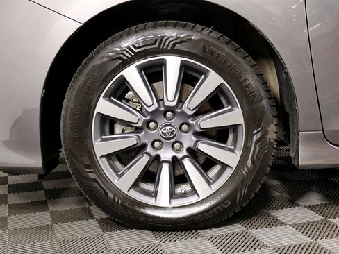Used 2018 Toyota Sienna Limited image 64