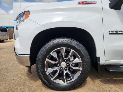 Used 2024 Chevrolet Silverado 1500 LT AWD/4WD image 9