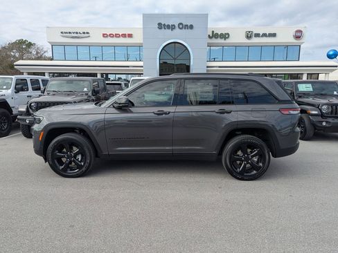 New 2025 Jeep Grand Cherokee Altitude RWD image 8