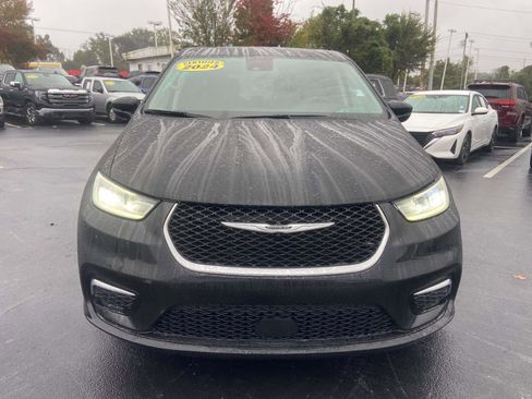 Used 2024 Chrysler Pacifica Touring-L image 2