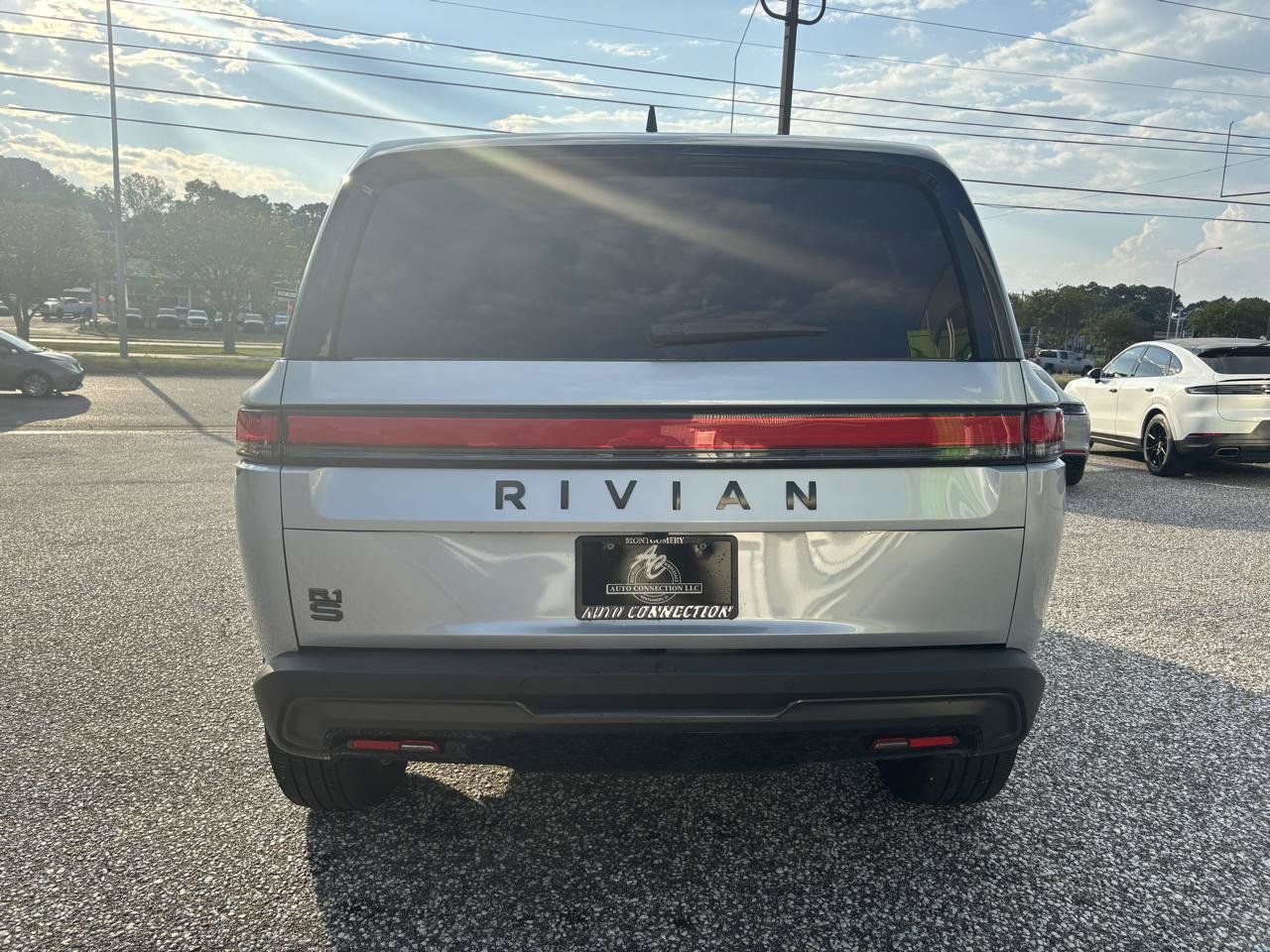 Used 2025 Rivian R1S Adventure Dual AWD/4WD image 4