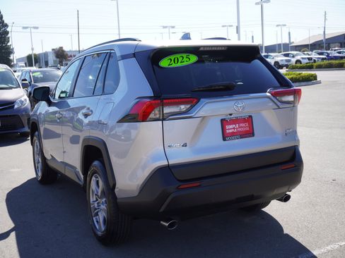 Used 2025 Toyota RAV4 XLE AWD/4WD image 8