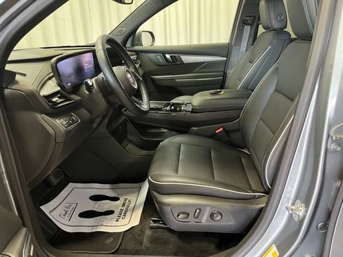 Used 2025 Buick Enclave Preferred AWD/4WD image 4