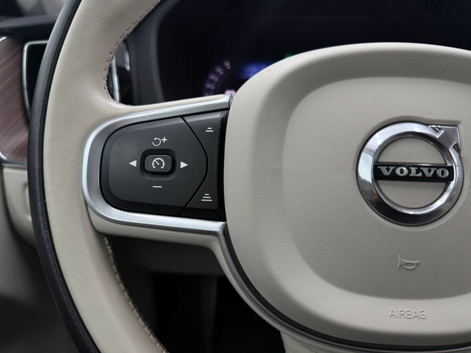 Used 2022 Volvo XC60 B5 Momentum FWD image 13