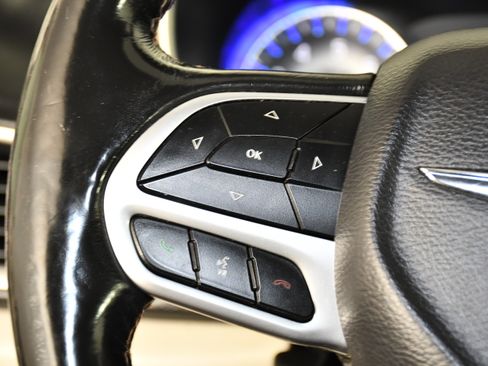 Used 2019 Chrysler Pacifica Touring-L FWD image 20