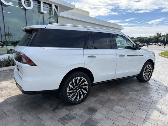 New 2027 Lincoln Navigator Black Label AWD/4WD image 2