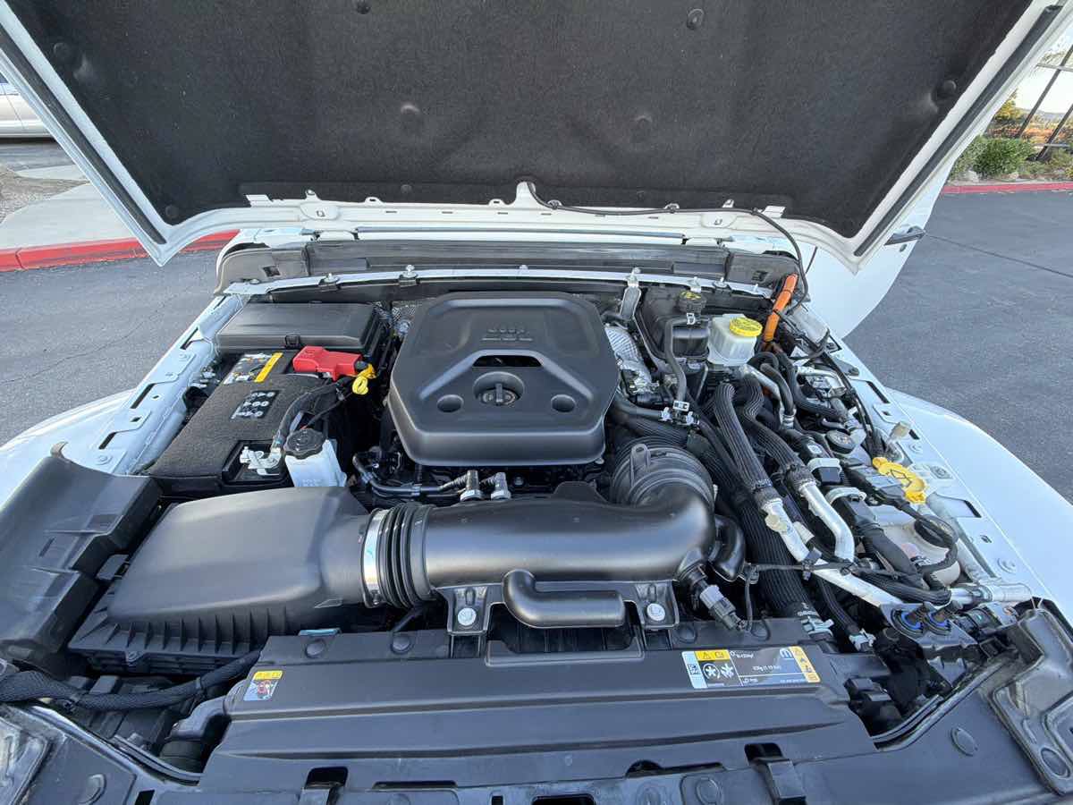 Used 2024 Jeep Wrangler Unlimited Sahara w/ Technology Group AWD/4WD image 39