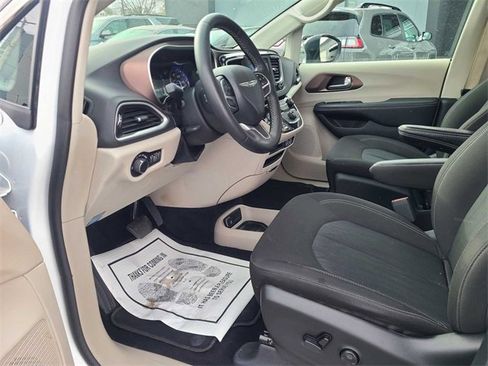 Used 2024 Chrysler Voyager LX image 12