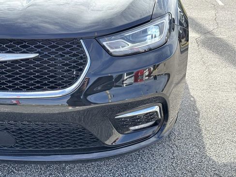 Used 2023 Chrysler Pacifica Touring-L image 9