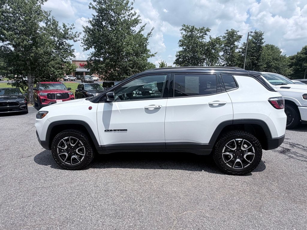 Used 2025 Jeep Compass Trailhawk AWD/4WD image 5