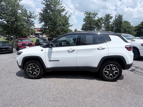 Used 2025 Jeep Compass Trailhawk AWD/4WD image 5