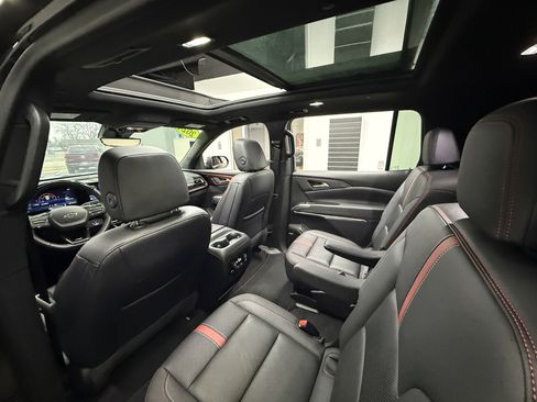 Used 2024 Chevrolet Traverse RS image 34