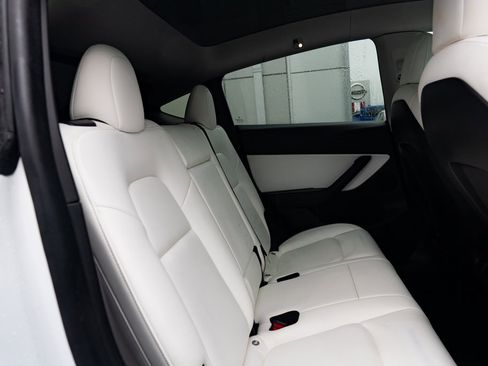 Used 2021 Tesla Model Y Long Range image 19