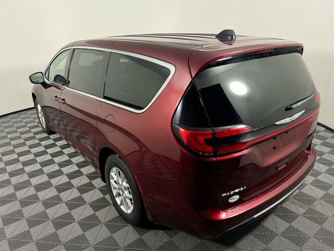 Used 2023 Chrysler Pacifica Touring-L FWD image 5