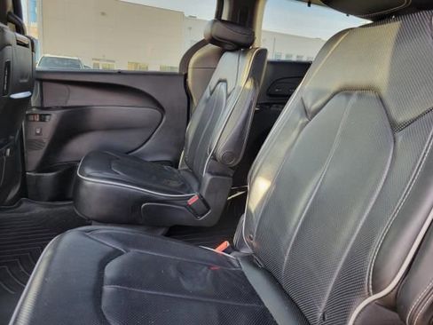 Used 2019 Chrysler Pacifica Limited w/ S Appearance Package FWD image 11