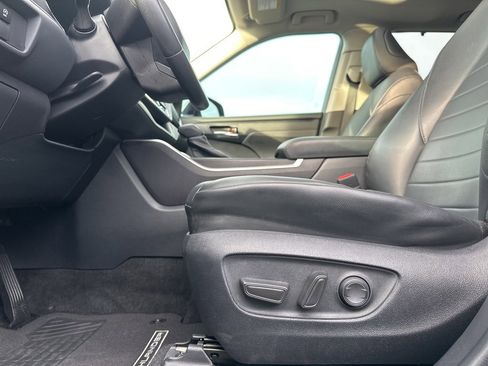 Certified 2023 Toyota Highlander XLE image 25