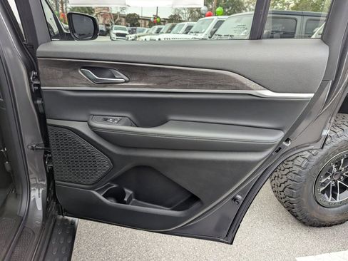 New 2025 Jeep Grand Cherokee L Limited w/ Trailer Tow Package image 34