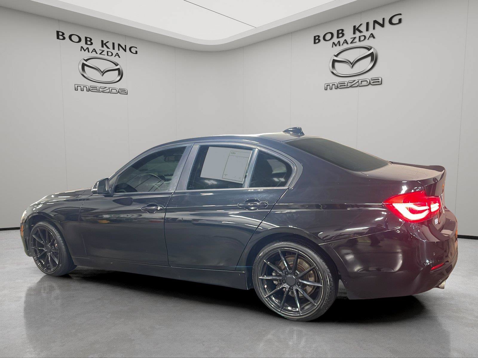 Used 2017 BMW 320i Sedan RWD image 3