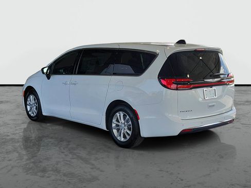 New 2026 Chrysler Pacifica Select FWD image 3