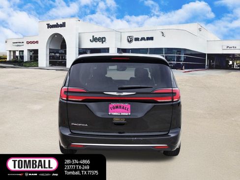 Used 2024 Chrysler Pacifica Touring-L FWD image 6