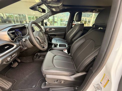New 2026 Chrysler Pacifica Select FWD image 10