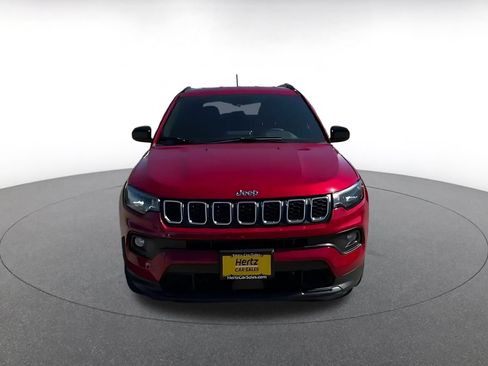 Used 2025 Jeep Compass Latitude AWD/4WD image 9
