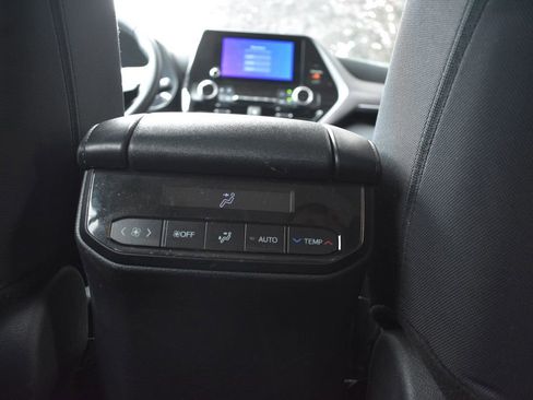 Used 2025 Toyota Highlander LE FWD image 30