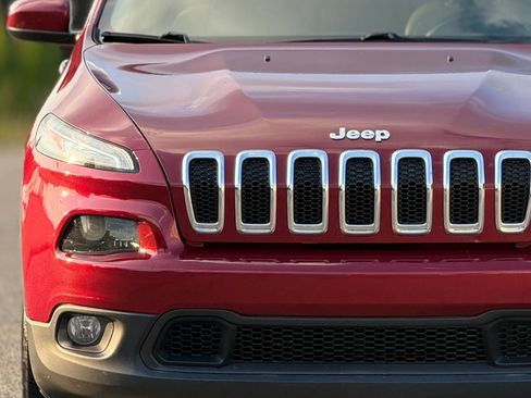 Used 2017 Jeep Cherokee Latitude w/ Comfort & Sound Group FWD image 11