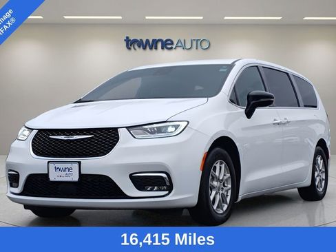 Used 2025 Chrysler Pacifica Select FWD image 1