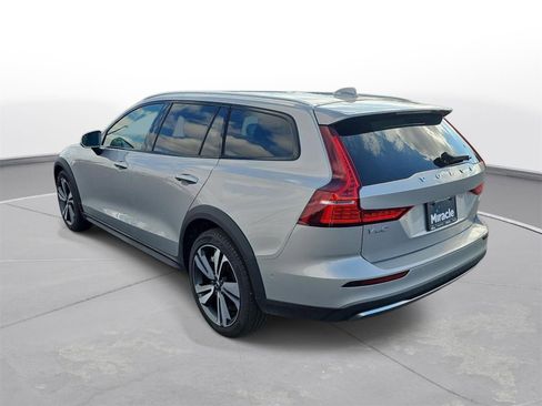 Used 2025 Volvo V60 B5 Cross Country Plus image 8