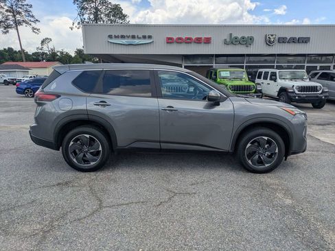 Used 2025 Nissan Rogue SV AWD/4WD image 2