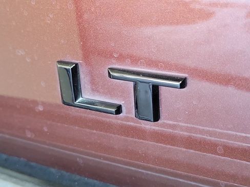 Used 2022 Chevrolet Suburban LT w/ Luxury Package RWD image 7