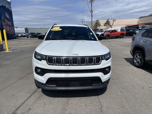 Used 2024 Jeep Compass Latitude AWD/4WD image 5