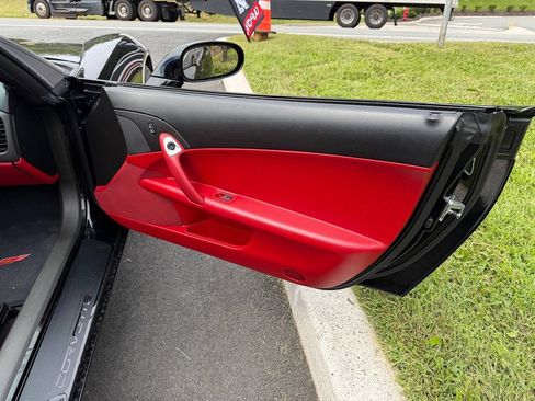 Used 2005 Chevrolet Corvette Convertible RWD image 17