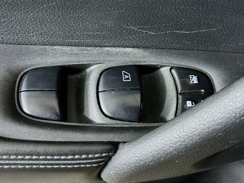 Used 2020 Nissan Rogue S FWD image 15