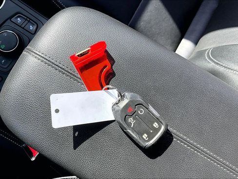 Used 2023 GMC Terrain SLT image 34