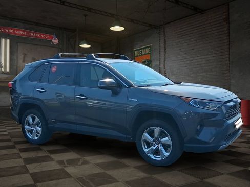 Used 2021 Toyota RAV4 Limited AWD/4WD image 2