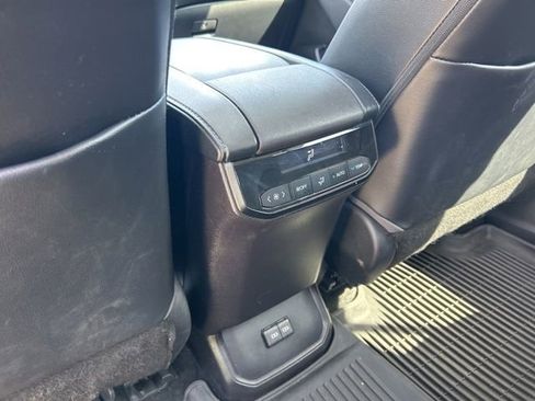 Used 2023 Toyota Highlander XLE FWD image 14