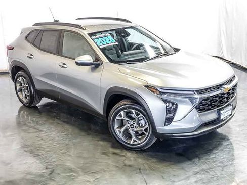 Certified 2025 Chevrolet Trax LT FWD image 6