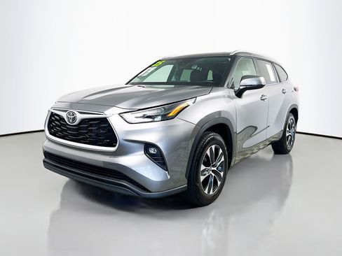 Used 2025 Toyota Highlander XLE FWD image 10
