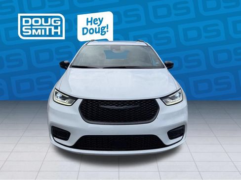 Used 2025 Chrysler Pacifica Limited FWD image 5